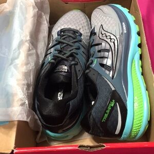 Saucony size 9.5 women’s running shoe triumph iso2 brand new